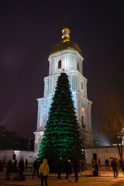 Головна ялинка 2026 року - у Києві засяяли вогні головної ялинки У Києві на Софійській площі запалали вогні головної ялинки країни